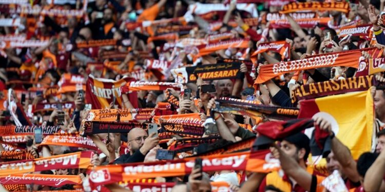 Galatasaray'ın Yıldızına Taraftardan Anlamlı Hediye!