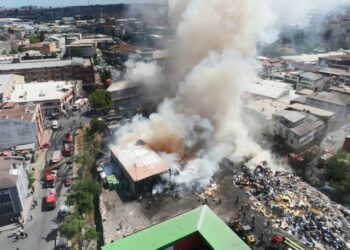 Gaziosmanpaşa'da Korkutan Yangın! Dumanlar Gökyüzünü Kapladı
