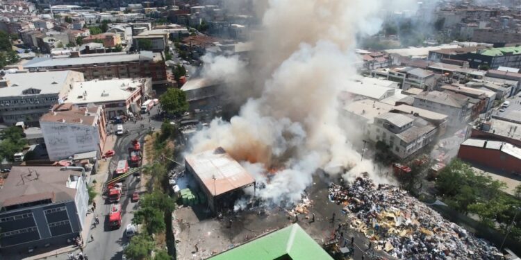 Gaziosmanpaşa'da Korkutan Yangın! Dumanlar Gökyüzünü Kapladı