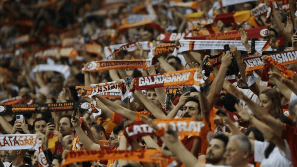 Geleceği Merak Ediliyordu, Galatasaray Yıldızına İmzayı Attırdı