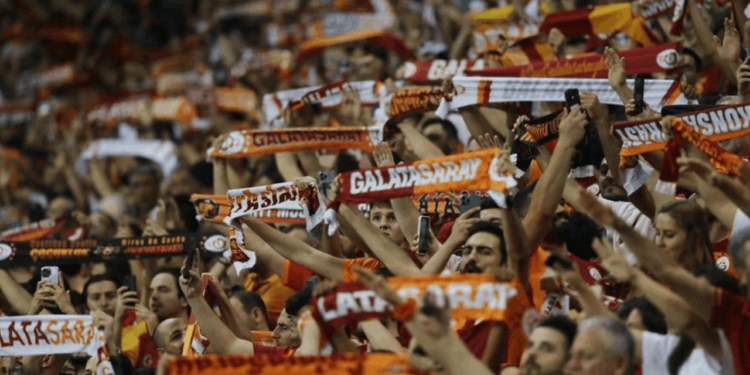 Geleceği Merak Ediliyordu, Galatasaray Yıldızına İmzayı Attırdı