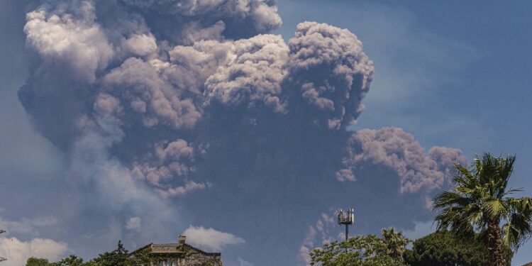 Güçlü şekilde kül ve lav püskürttü