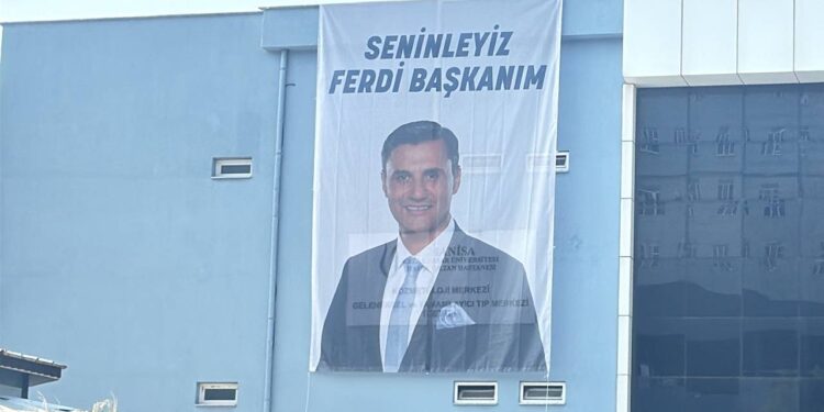 Hastane duvarına “Seninleyiz Ferdi Başkanım” pankartı asıldı