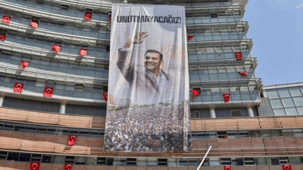 Hayatını Kaybeden Manisa Büyükşehir Belediye Başkanı Ferdi Zeyrek'in Fotoğrafı CHP Genel Merkezi'nde: 'Unutmayacağız'
