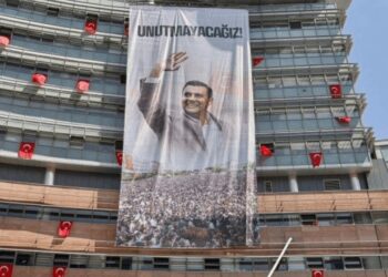 Hayatını Kaybeden Manisa Büyükşehir Belediye Başkanı Ferdi Zeyrek'in Fotoğrafı CHP Genel Merkezi'nde: 'Unutmayacağız'