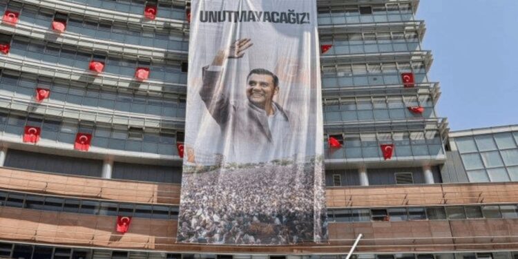 Hayatını Kaybeden Manisa Büyükşehir Belediye Başkanı Ferdi Zeyrek'in Fotoğrafı CHP Genel Merkezi'nde: 'Unutmayacağız'