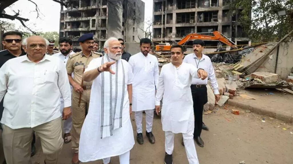 Hindistan Başbakanı Modi Enkaz Alanına Gitti, Uçak Kazasından Tek Kurtulan Yolcuyu Ziyaret Etti