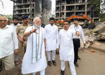 Hindistan Başbakanı Modi Enkaz Alanına Gitti, Uçak Kazasından Tek Kurtulan Yolcuyu Ziyaret Etti