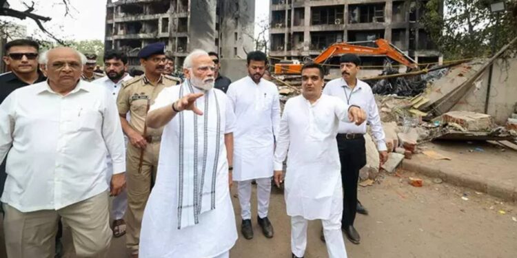 Hindistan Başbakanı Modi Enkaz Alanına Gitti, Uçak Kazasından Tek Kurtulan Yolcuyu Ziyaret Etti