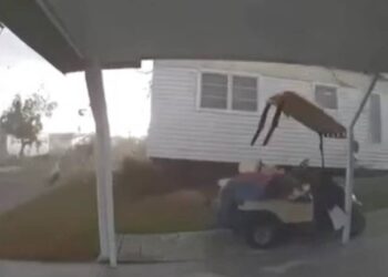 Hortum Prefabrik Evi Havaya Uçurdu: O Anlar Kamerada