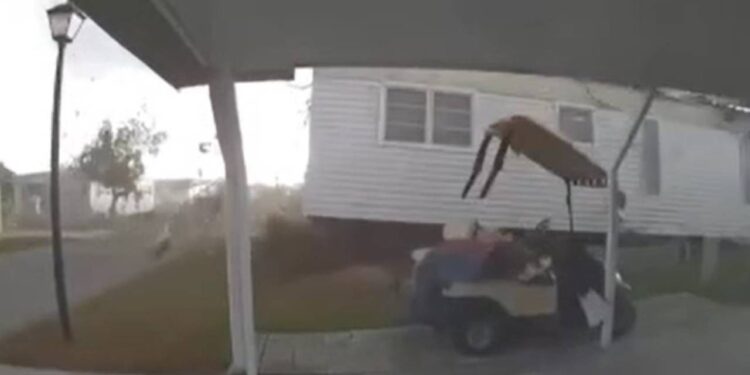 Hortum Prefabrik Evi Havaya Uçurdu: O Anlar Kamerada