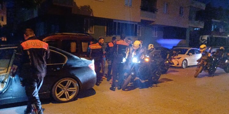 İki Grup Arasındaki Kavgada Silahlar Konuştu: 1'i Polis 2 Yaralı