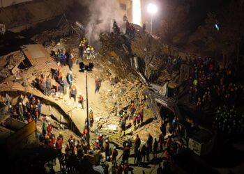 İki kişiye mezar olan Taşoluk Apartmanı duvarları projeye aykırı ince yapıldı; tadilat izni almadan duvarlar açıldı, fayans, dış cephe, sundurma ve kapılar değiştirildi