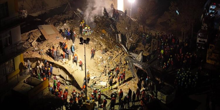 İki kişiye mezar olan Taşoluk Apartmanı duvarları projeye aykırı ince yapıldı; tadilat izni almadan duvarlar açıldı, fayans, dış cephe, sundurma ve kapılar değiştirildi