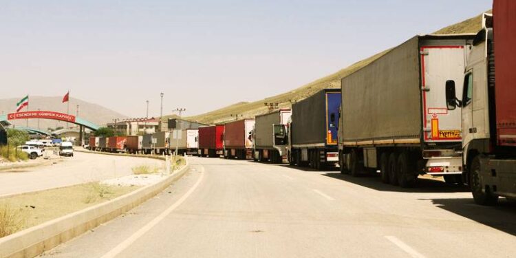 İran'a açılan Esendere Gümrük Kapısı'nda 5 kilometrelik TIR kuyruğu