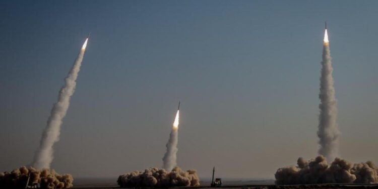 İran'dan Çok Sert Uyarı: ABD Savaşa Girerse Üslerini Tehlikeye Atar