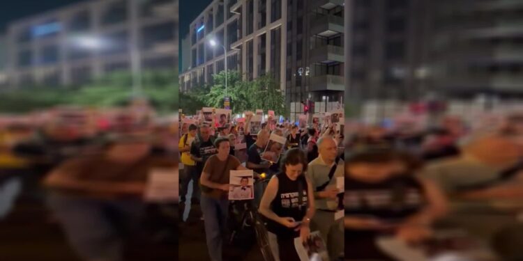 İsrail'in Katlettiği Gazzeli Çocuklar İçin Tel Aviv'de 'Sessiz Nöbet'