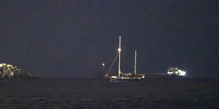 İsrail'in alıkoyduğu Madleen yelkenlisi Usdud Limanı'na ulaştı