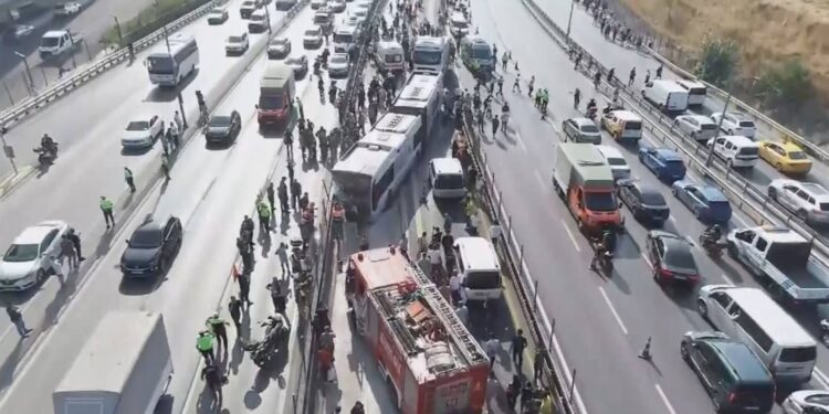 İstanbul'daki ölümlü metrobüs kazası davası başladı, tutuklu şoföre tahliye çıkmadı