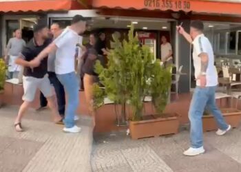 İstanbul'un Göbeğinde Maganda Terörü! Elindeki Bıçakla Tehditler Savurdu: 'Senin Boğazını Keserim'