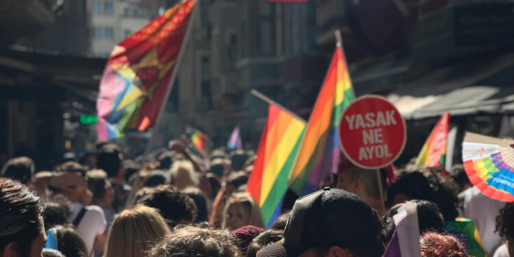 İzmir Valiliği'nden Onur Haftası'na "genel ahlak" yasaklaması!