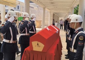 İzmir’de Trafik Kazasında Hayatını Kaybeden Jandarma Uzman Çavuş ve Eşi Son Yolculuğuna Uğurlandı