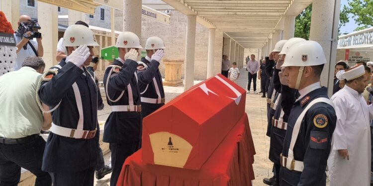 İzmir’de Trafik Kazasında Hayatını Kaybeden Jandarma Uzman Çavuş ve Eşi Son Yolculuğuna Uğurlandı