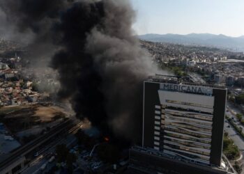 İzmir'de plastik fabrikasının deposunda çıkan yangın hastaneye sıçradı, hastalar tahliye edildi!