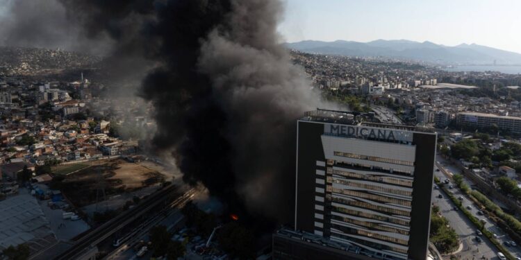 İzmir'de plastik fabrikasının deposunda çıkan yangın hastaneye sıçradı, hastalar tahliye edildi!