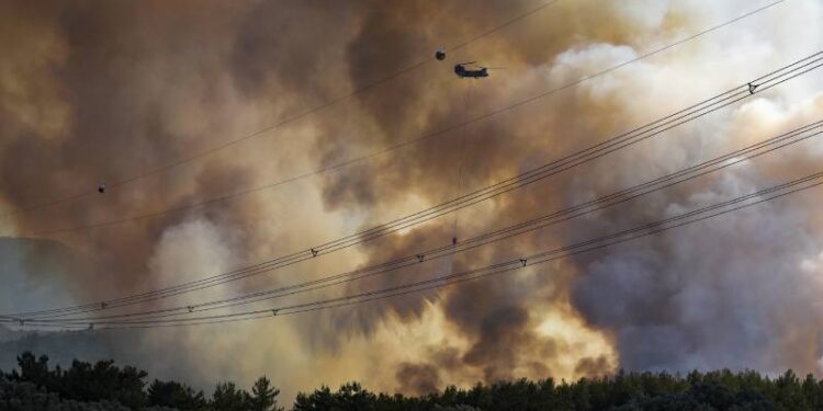 İzmir'de tadilattan çıkan yangın ormana sıçradı, 455 ev tahliye edildi: 3 kişi gözaltında!