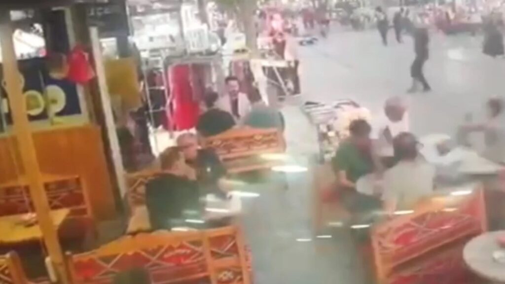 Kafeye Motosiklet Daldı: Saniyelerle Facia Atlatıldı!