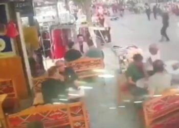 Kafeye Motosiklet Daldı: Saniyelerle Facia Atlatıldı!