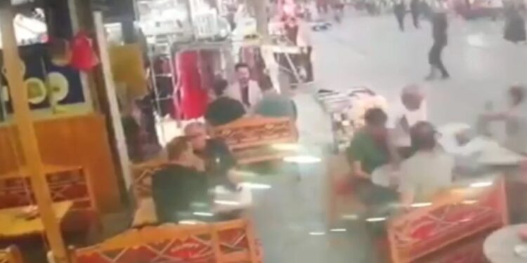 Kafeye Motosiklet Daldı: Saniyelerle Facia Atlatıldı!