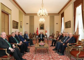 Kurtulmuş Meclis'te eski başkanlarla görüştü