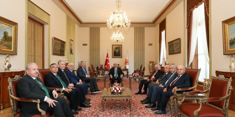 Kurtulmuş Meclis'te eski başkanlarla görüştü