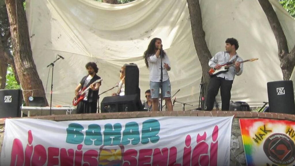 Maçka'daki öğrenci festivalinde Cumhurbaşkanı'na yönelik slogan atan sanatçı Cem Akarsu tahliye edildi