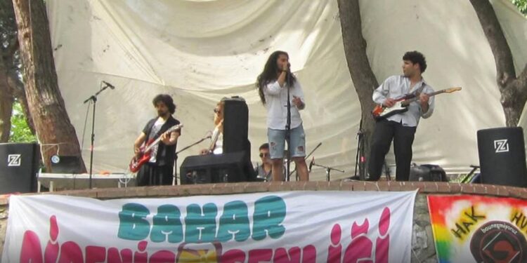 Maçka'daki öğrenci festivalinde Cumhurbaşkanı'na yönelik slogan atan sanatçı Cem Akarsu tahliye edildi