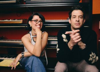 Mark Ronson ve RAYE, Yeni Şarkıları ‘Suzanne’ ile Müzik Sahnesinde