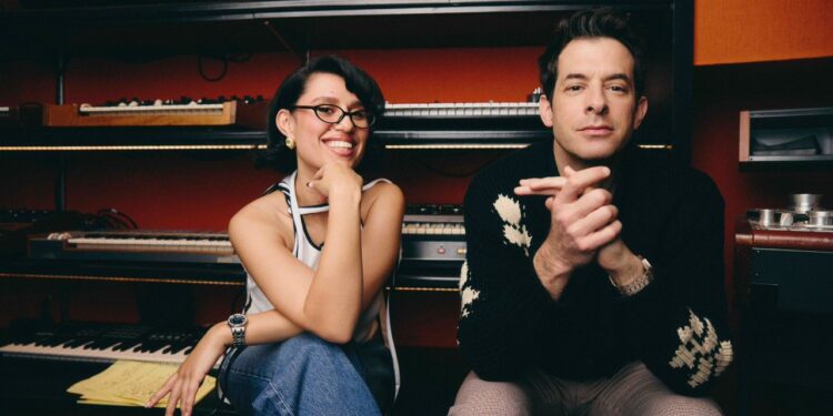 Mark Ronson ve RAYE, Yeni Şarkıları ‘Suzanne’ ile Müzik Sahnesinde