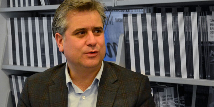 Muğla'da deniz kazası geçirerek yaralanan AKP Genel Başkan Yardımcısı Hasan Basri Yalçın, İstanbul'da getirildi, tedavisi sürüyor