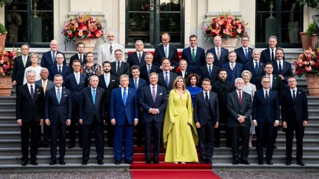 NATO Zirvesi'nin Yıldızı! Kraliçe Geceye Damga Vurdu... Dünya Liderleri Gözlerini Alamadı