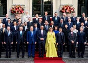 NATO Zirvesi'nin Yıldızı! Kraliçe Geceye Damga Vurdu... Dünya Liderleri Gözlerini Alamadı