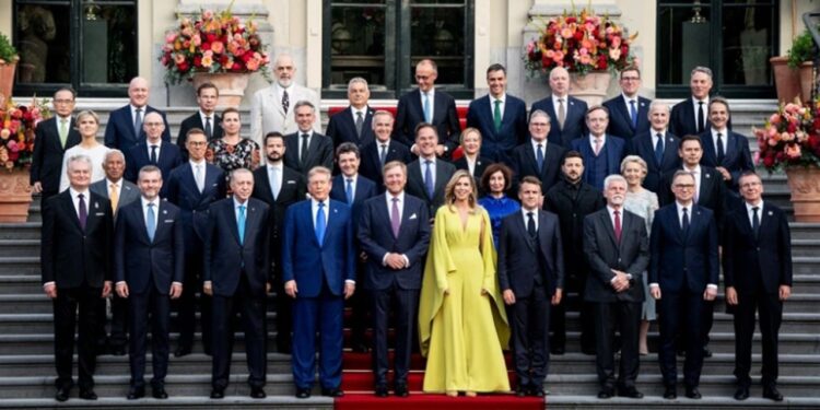 NATO Zirvesi'nin Yıldızı! Kraliçe Geceye Damga Vurdu... Dünya Liderleri Gözlerini Alamadı