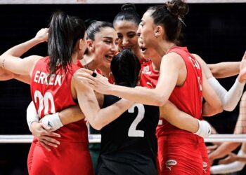 Nefes Kesen Maçta Zafer Bizim! Hande Baladın Yıldızlaştı, Filenin Sultanları Polonya'yı Devirdi