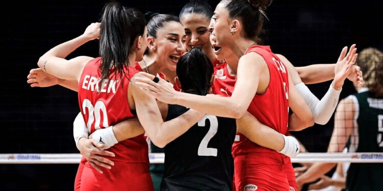 Nefes Kesen Maçta Zafer Bizim! Hande Baladın Yıldızlaştı, Filenin Sultanları Polonya'yı Devirdi