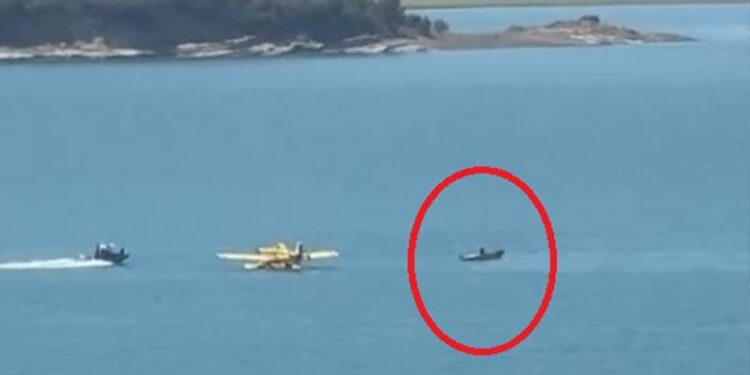 Orman yangınına müdahale eden uçak su alırken kırıma uğradı, göle düştü!