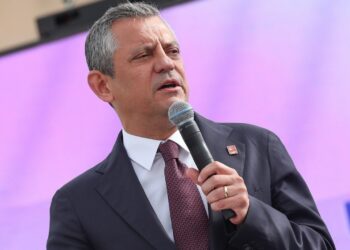 Özgür Özel'in 'Mücadele' Mesajı Ayakta Alkışlandı: 'Asla Vazgeçmeyeceğiz'