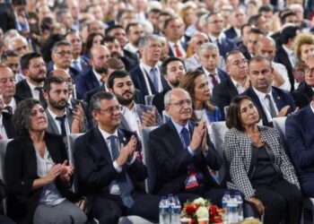 Özgür Özel'in yanında olmazsa milyonlarca insanın öfkesinin döşediği hatta yerini alır