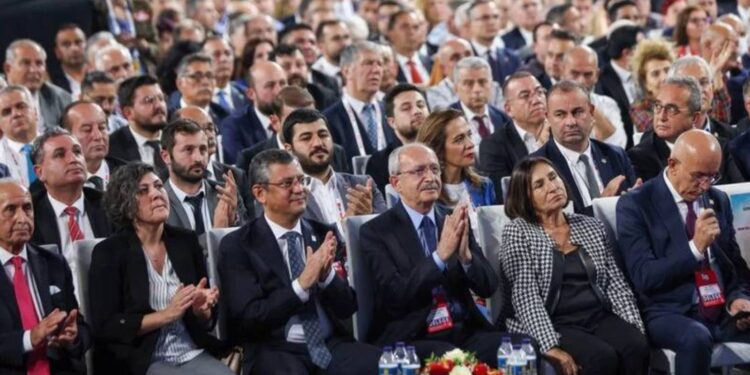 Özgür Özel'in yanında olmazsa milyonlarca insanın öfkesinin döşediği hatta yerini alır