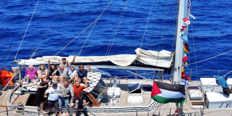 Özgürlük Filosu'na ait Madleen gemisindeki aktivistelerin güvenliğinden İsrail sorumlu